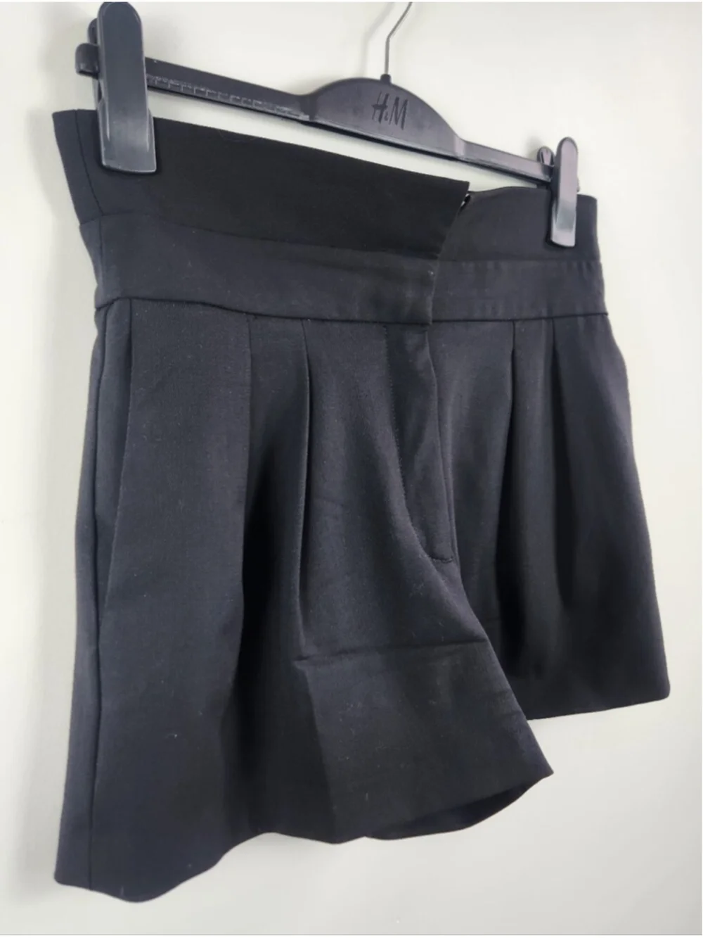 Aritzia Babaton Black Shorts Wool Pleated High Waisted Sz 8 Dark Academia Preppy
